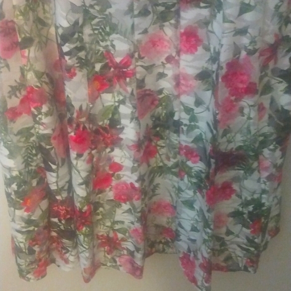 Size 22W - Beautiful white flowered dress by Perceptions. -- sleeveless - Picture 7 of 8